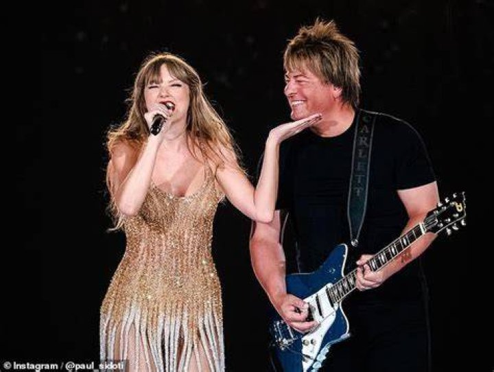 Taylor Swift&rsquo;s guitarist performs national anthem prior to Guardians