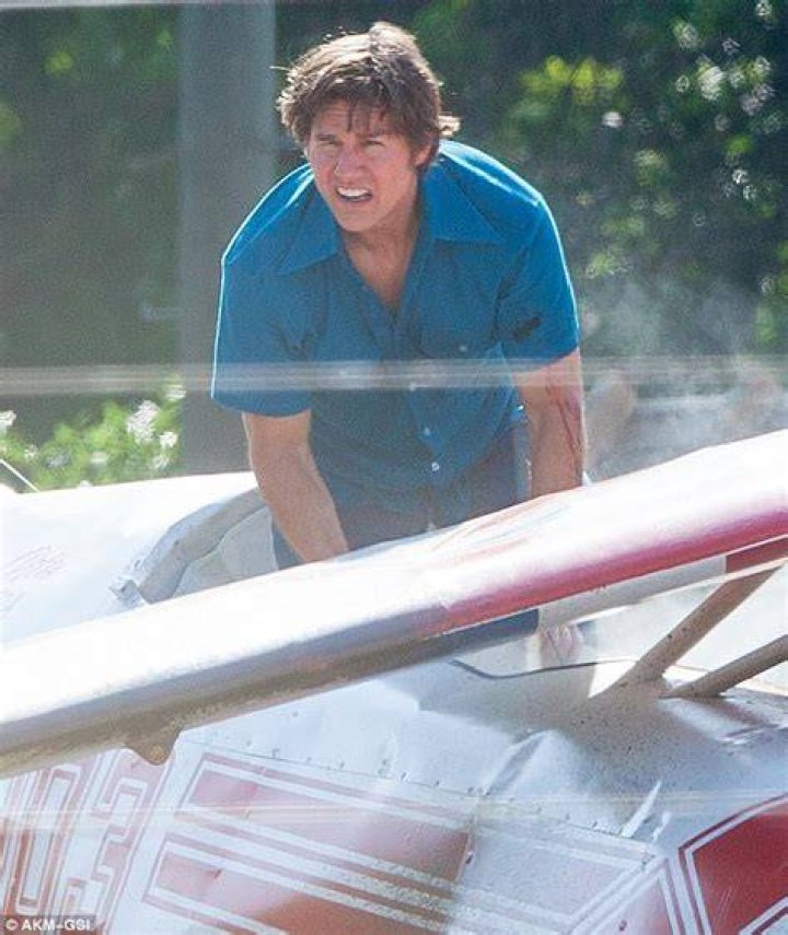 Tom Cruise sits among plane wreckage for Mena scenes Daily Mail Online
