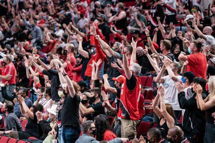 Trail Blazers fans support Meyers Leonard after his dog was diagnosed