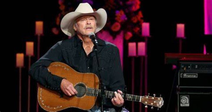 WATCH Alan Jackson Tributes Loretta Lynn With Emotional Performance Of