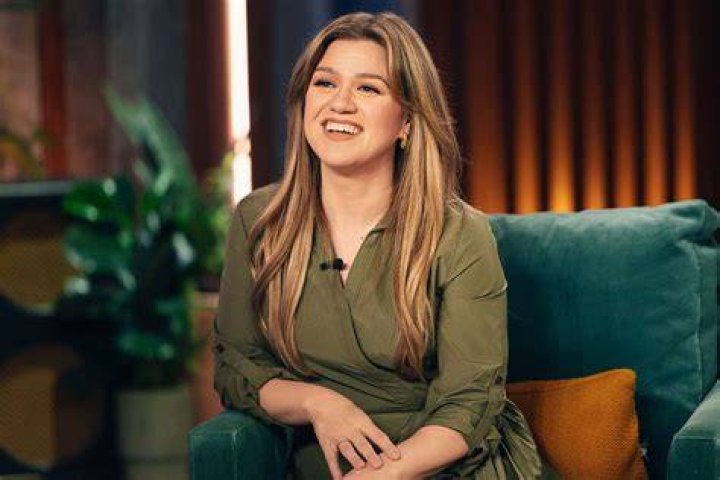 What's The Tea On Kelly Clarkson's Relationship With Her American Idol Love?
